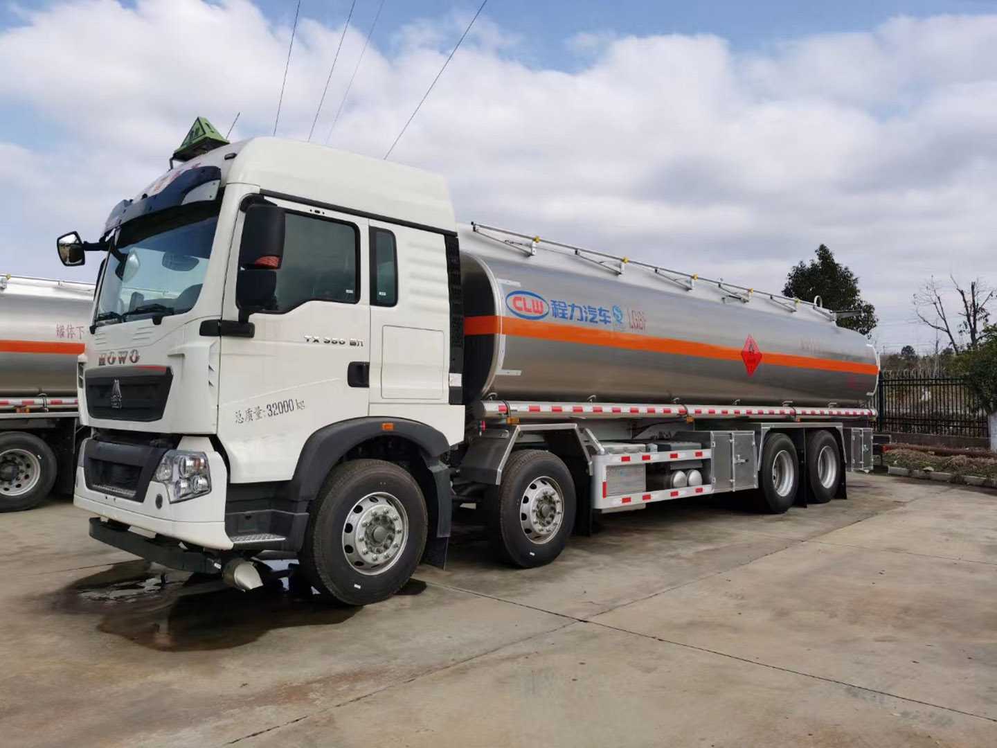 National VI Heavy Duty Truck, Haowo, front four, rear eight, 25.5 square meter oil tanker truck