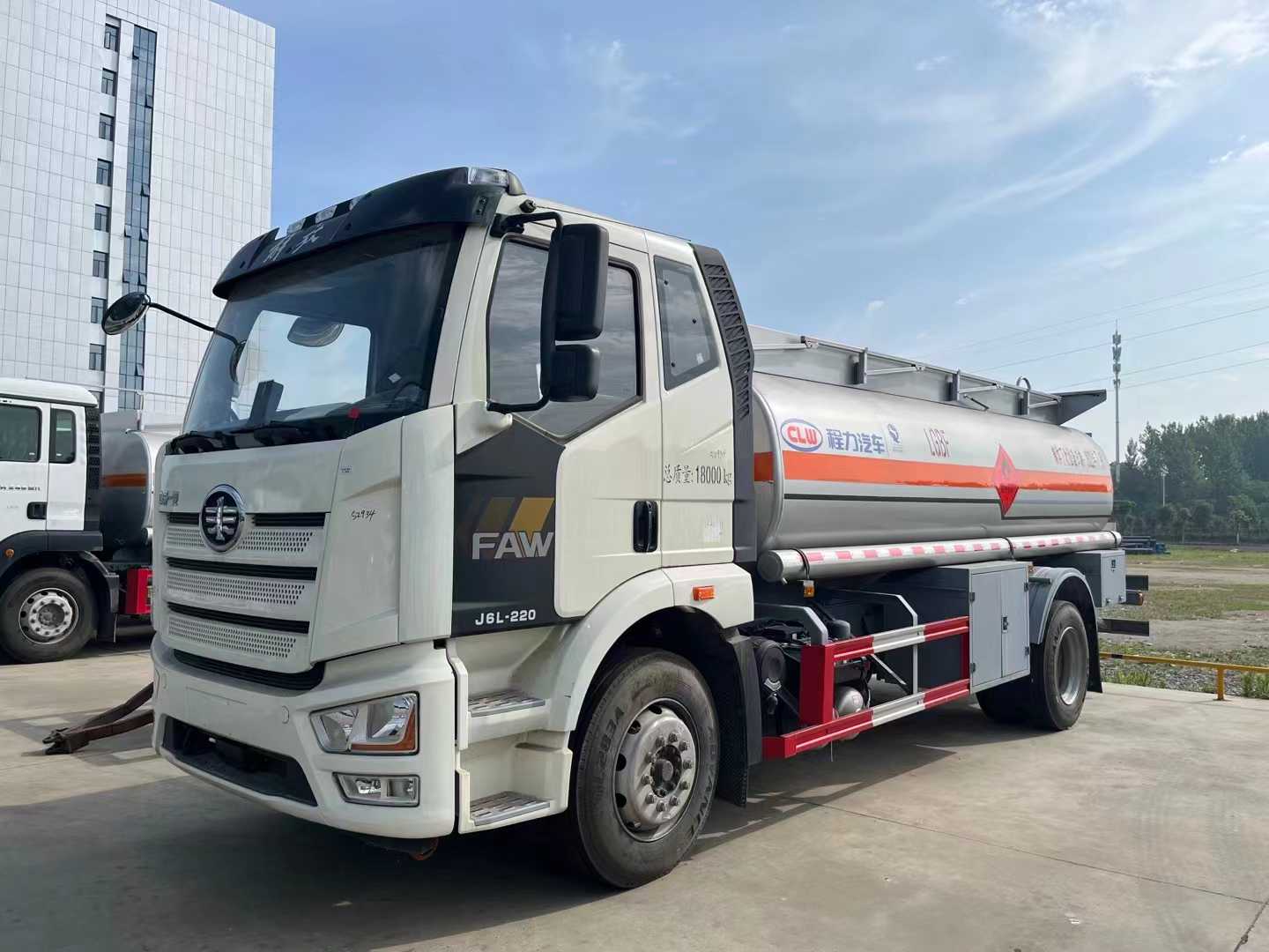 National VI Liberation J6L fuel truck 13 cubic meter refueling truck
